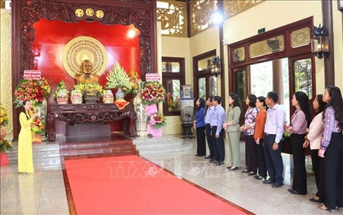 Phó chủ tịch nước Võ Thị Ánh Xuân dâng hương tưởng nhớ Chủ tịch Tôn Đức Thắng

